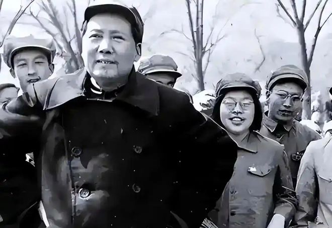 52年主席视察黄河大堤见起义军官夯土筑堤